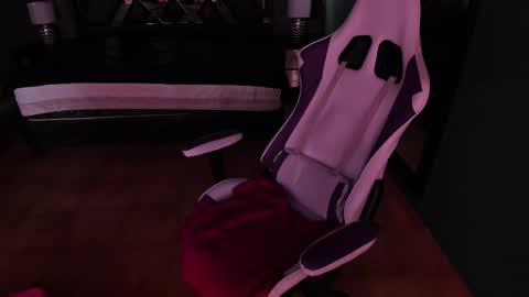  Linda  online show from February 2025 04:24:02 PM