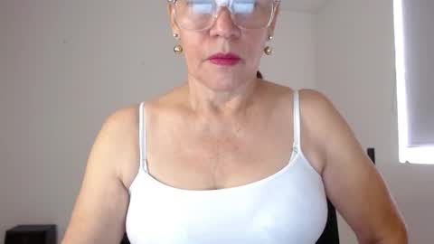 Snapshot of linda_hanna1977 chatting on November 2025 05:01:02 PM Linda Hanna online show from November 2025 05:01:02 PM