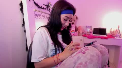 Lindaa maria  online show from November 2025 09:47:01 PM