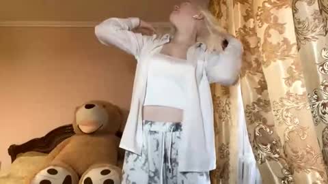 Snapshot of lindabreines chatting on November 2025 09:09:01 AM Luna online show from November 2025 09:09:01 AM