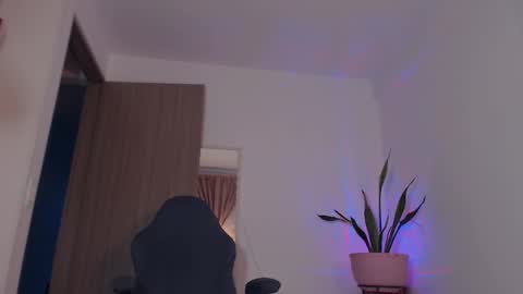 lindajoinx online show from October 2025 10:28:02 PM