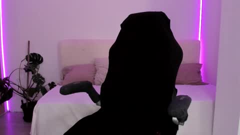 Linda  --  online show from November 2025 05:03:02 PM