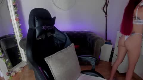 Lindsay    online show from December 2025 03:52:01 PM