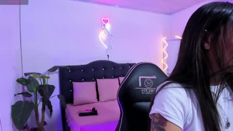 Linda  online show from April 2026 03:42:02 AM