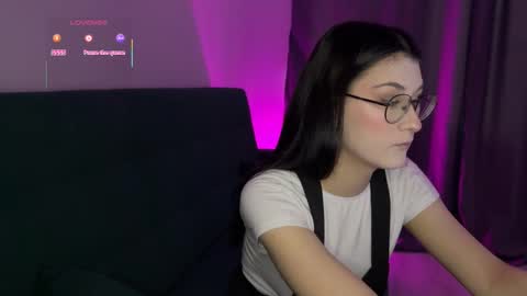 Snapshot of linna4cute chatting on November 2025 09:42:02 AM Welcome honey Im Linna 3 online show from November 2025 09:42:02 AM