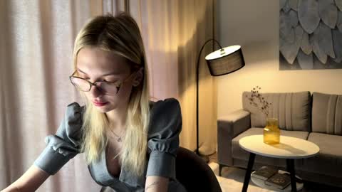 Snapshot of linneabercier chatting on April 2026 09:32:02 AM Emma online show from April 2026 09:32:02 AM