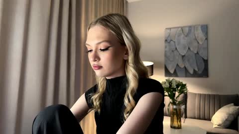 Snapshot of linneabercier chatting on April 2026 05:07:02 PM Emma online show from April 2026 05:07:02 PM