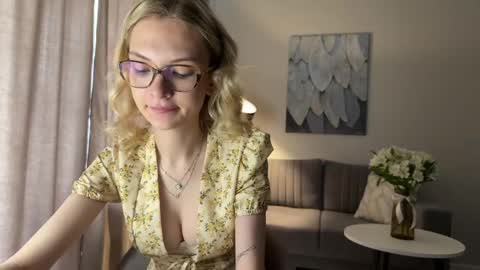 Snapshot of linneabercier chatting on April 2026 09:05:01 AM Emma online show from April 2026 09:05:01 AM