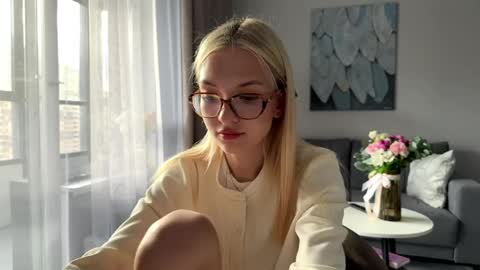Snapshot of linneabercier chatting on April 2026 03:43:01 PM Emma online show from April 2026 03:43:01 PM