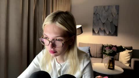 Snapshot of linneabercier chatting on April 2026 06:13:02 PM Emma online show from April 2026 06:13:02 PM