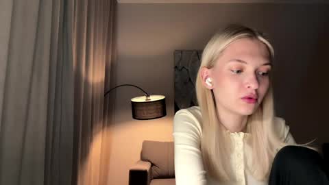 Snapshot of linneabercier chatting on May 2026 08:02:02 PM Emma online show from May 2026 08:02:02 PM