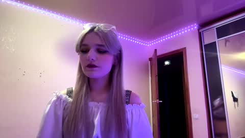 Snapshot of linneasegelhorst chatting on February 2026 02:14:01 PM Mia online show from February 2026 02:14:01 PM