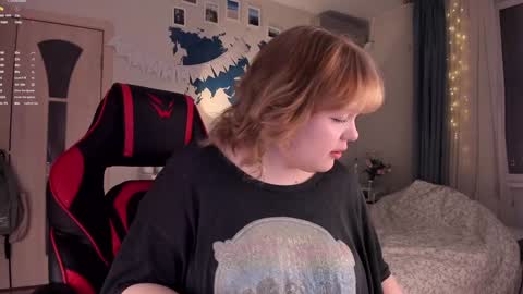 Snapshot of lisalaas chatting on December 2024 02:35:02 PM -Lisa- Help me to reach 100 thumbs up3 online show from December 2024 02:35:02 PM