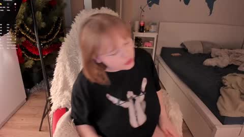 Snapshot of lisalaas chatting on January 2025 02:08:02 PM -Lisa- Help me to reach 100 thumbs up3 online show from January 2025 02:08:02 PM