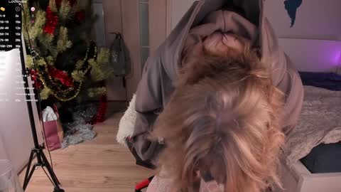 Snapshot of lisalaas chatting on January 2025 04:36:01 PM -Lisa- Help me to reach 100 thumbs up3 online show from January 2025 04:36:01 PM