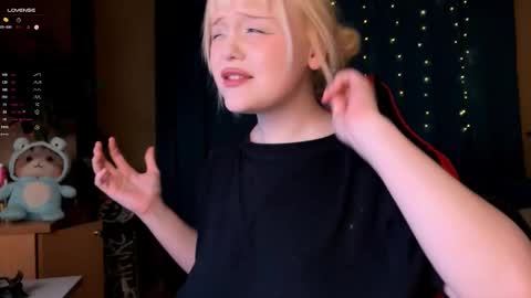 Snapshot of lisalaas chatting on October 2025 04:49:02 PM -Lisa- Help me to reach 100 thumbs up3 online show from October 2025 04:49:02 PM