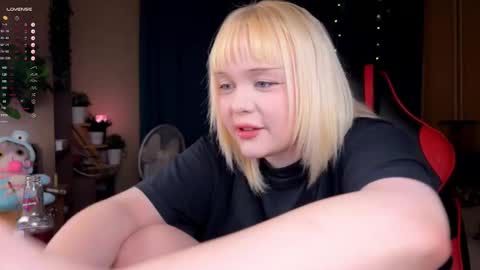 Snapshot of lisalaas chatting on October 2025 08:52:02 PM -Lisa- Help me to reach 100 thumbs up3 online show from October 2025 08:52:02 PM