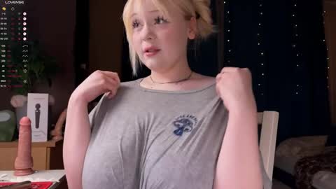 -Lisa- Help me to reach 100 thumbs up3 online show from February 2026 08:27:02 PM