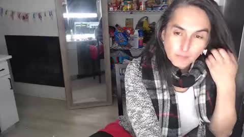 Lisette LaRoche online show from December 2025 07:06:02 AM