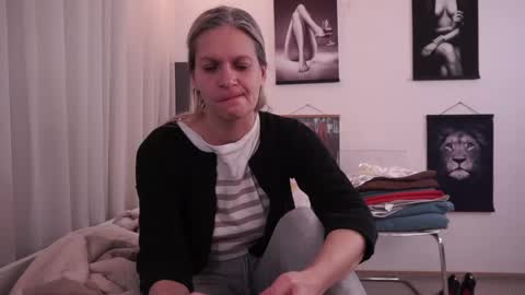 Snapshot of little_heart_andreea chatting on February 2025 09:09:01 PM little_heart_andreea online show from February 2025 09:09:01 PM