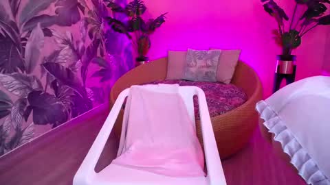 Snapshot of little_paulette chatting on November 2025 01:33:01 PM Paulette online show from November 2025 01:33:01 PM