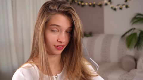 Snapshot of little_poetry chatting on September 2025 02:44:02 PM Kiki online show from September 2025 02:44:02 PM