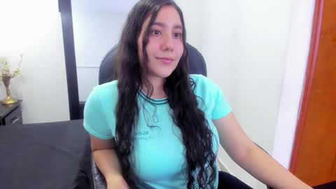 Snapshot of little_sparkles_0f_l0v3 chatting on December 2025 09:42:01 PM Laire online show from December 2025 09:42:01 PM