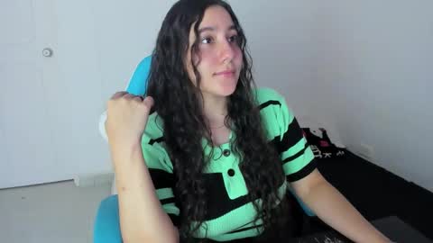 Snapshot of little_sparkles_0f_l0v3 chatting on December 2025 10:05:02 PM Laire online show from December 2025 10:05:02 PM