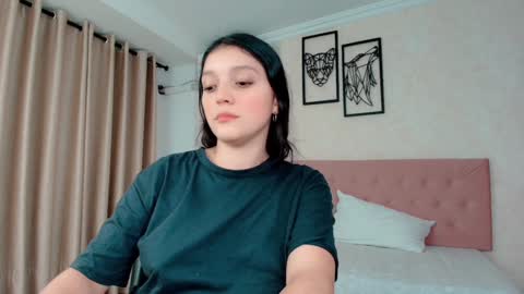 Snapshot of littlemolly_pregnant chatting on January 2025 03:11:01 AM Sarahs Room online show from January 2025 03:11:01 AM