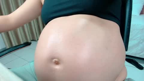 Snapshot of littlemolly_pregnant chatting on February 2025 09:22:01 PM Sarahs Room online show from February 2025 09:22:01 PM