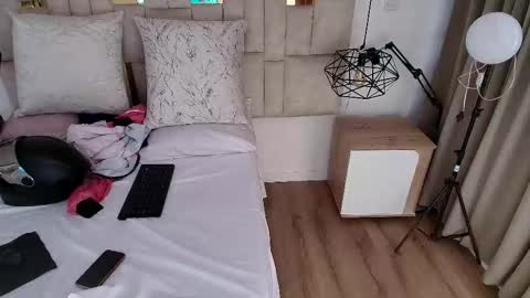 Lizz  online show from October 2025 12:50:02 PM