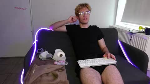 Snapshot of logan_fraser chatting on October 2025 01:44:01 PM LOGAN FRASER online show from October 2025 01:44:01 PM