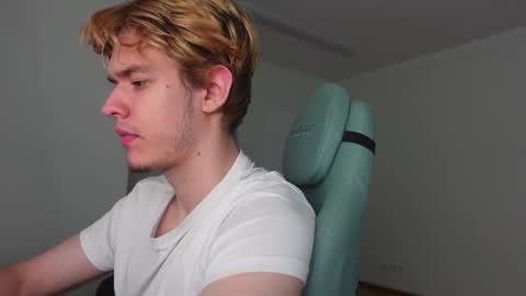 Snapshot of logan_fraser chatting on November 2025 02:30:01 PM LOGAN FRASER online show from November 2025 02:30:01 PM