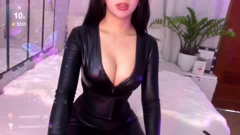 Snapshot of loisewilliams chatting on January 2025 06:33:01 AM Mistress L online show from January 2025 06:33:01 AM