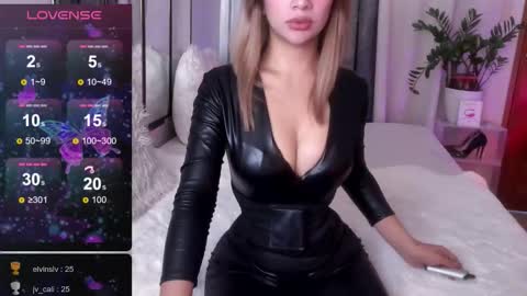 Snapshot of loisewilliams chatting on October 2025 05:49:02 AM Mistress L online show from October 2025 05:49:02 AM