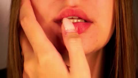 Snapshot of loiskapoi chatting on October 2025 06:07:02 PM Elza online show from October 2025 06:07:02 PM