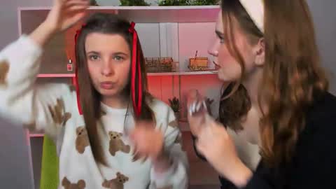 Lola online show from October 2025 07:10:02 PM