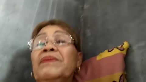 Snapshot of lolamommie chatting on January 2025 01:54:01 AM tey online show from January 2025 01:54:01 AM