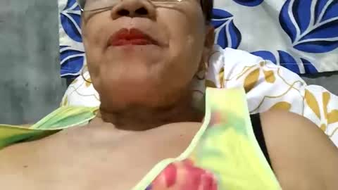 Snapshot of lolamommie chatting on March 2025 11:47:02 AM tey online show from March 2025 11:47:02 AM