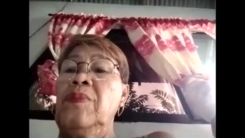 Snapshot of lolamommie chatting on October 2025 11:04:01 PM tey online show from October 2025 11:04:01 PM