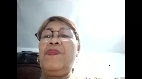 Snapshot of lolamommie chatting on October 2025 11:15:02 PM tey online show from October 2025 11:15:02 PM