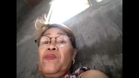 Snapshot of lolamommie chatting on November 2025 04:04:01 AM tey online show from November 2025 04:04:01 AM