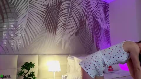 Snapshot of lolaprise chatting on November 2025 02:02:01 AM Lola online show from November 2025 02:02:01 AM