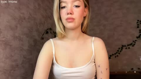 Mia online show from May 2026 05:49:01 AM