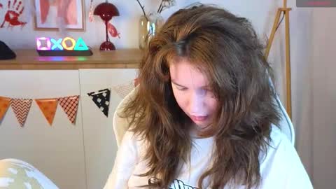 Mona online show from November 2025 02:38:02 PM