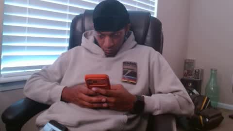 Snapshot of longknoxsteel chatting on November 2025 08:25:02 PM LongKnoxSteel online show from November 2025 08:25:02 PM