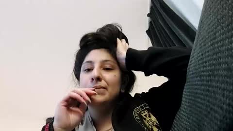 Snapshot of loolaunshaved chatting on October 2025 05:19:01 PM loolaunshaved online show from October 2025 05:19:01 PM