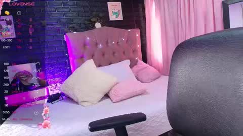 Snapshot of loren_44tits chatting on November 2025 07:58:01 PM Loren online show from November 2025 07:58:01 PM