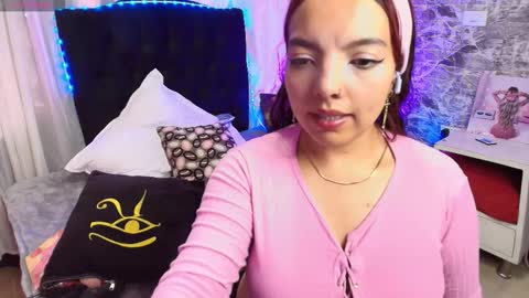 Snapshot of loren_44tits chatting on March 2026 08:23:02 PM Loren online show from March 2026 08:23:02 PM