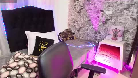 Snapshot of loren_44tits chatting on March 2026 08:25:01 PM Loren online show from March 2026 08:25:01 PM